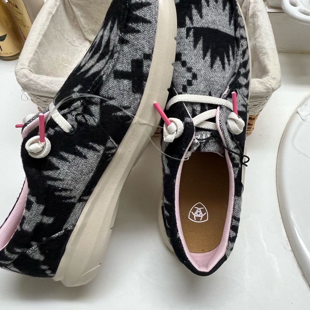 NWT Ariat Black and White flannel Sneakers